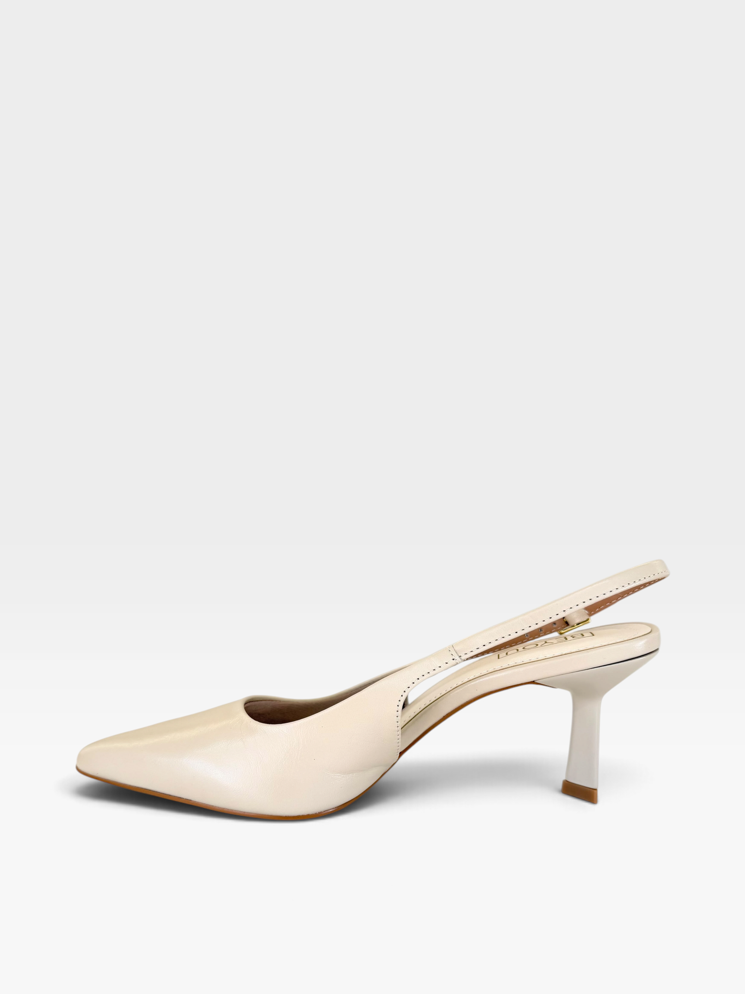 Slingback Beyou Shoes Évora em couro off white com bico fino e salto médio de 6 cm, vista lateral.