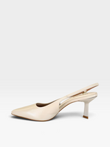 Slingback Beyou Shoes Évora em couro off white com bico fino e salto médio de 6 cm, vista lateral.