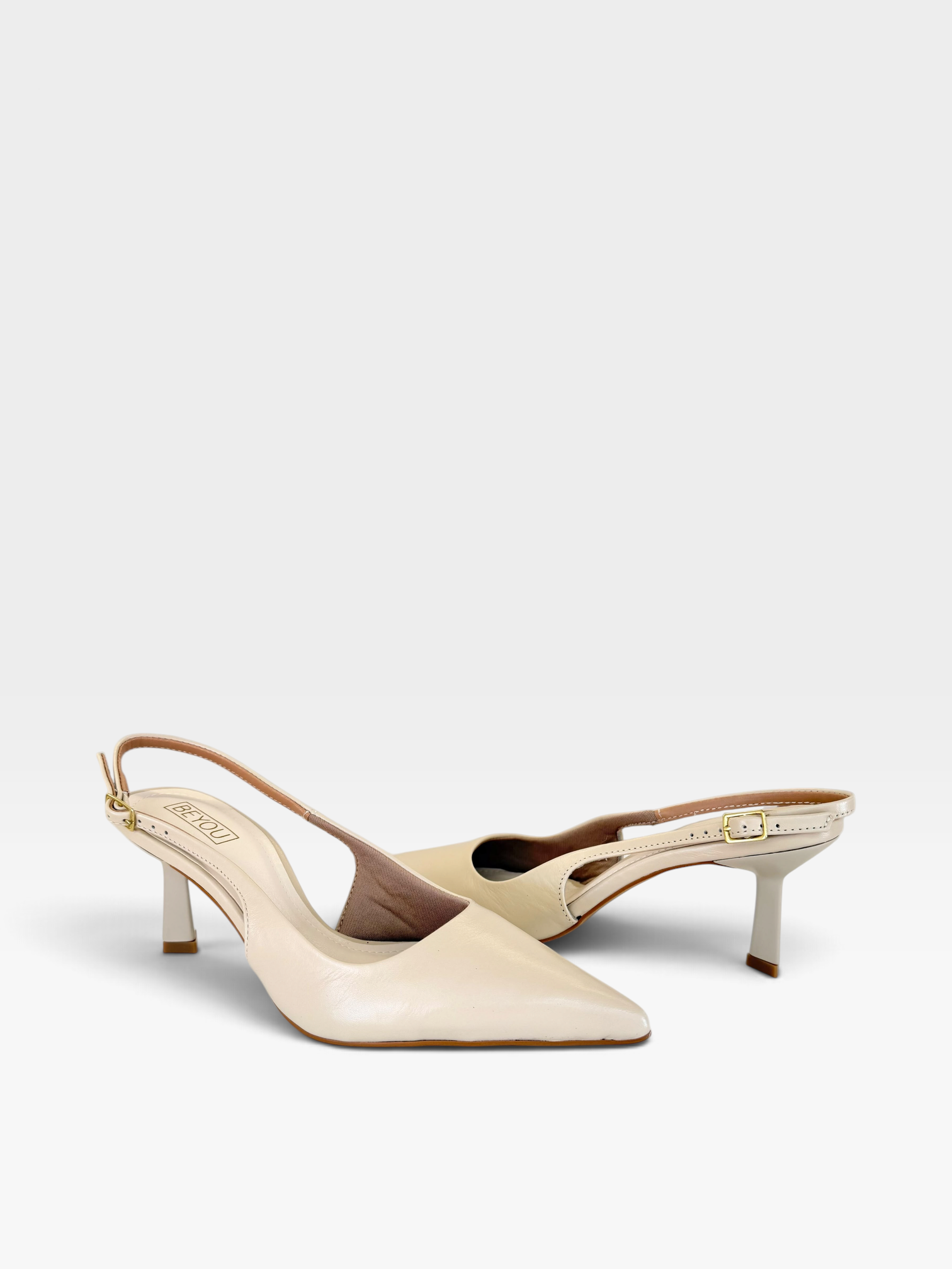Slingback Beyou Shoes Évora em couro off white com salto de 6 cm e fechamento lateral com fivela dourada