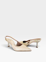 Slingback Beyou Shoes Évora em couro off white com salto de 6 cm e fechamento lateral com fivela dourada