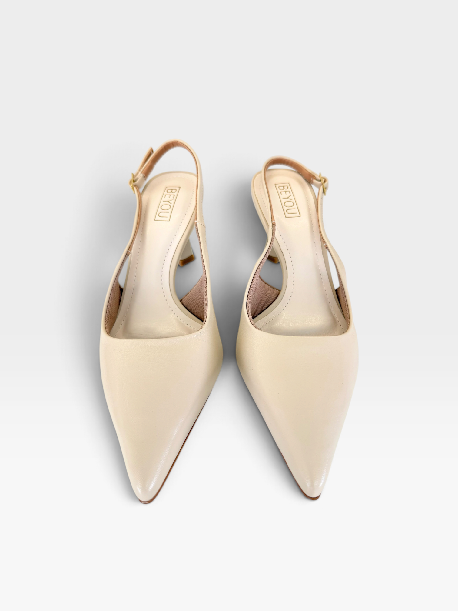 Slingback Beyou Shoes Évora em couro off white com bico fino e salto de 6 cm, design elegante e sofisticado.