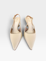 Slingback Beyou Shoes Évora em couro off white com bico fino e salto de 6 cm, design elegante e sofisticado.