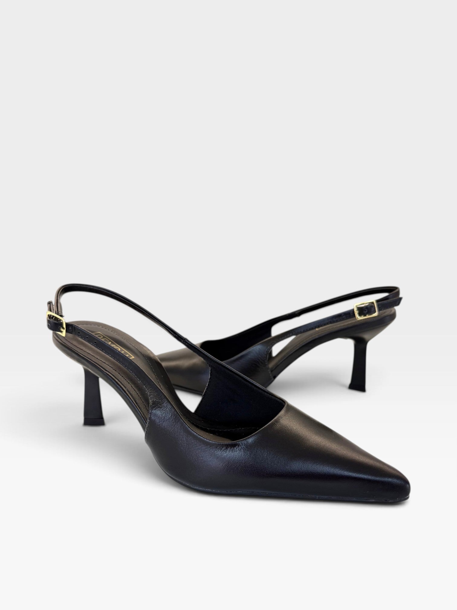 Slingback Beyou Shoes Évora em couro preto com bico fino e salto de 6 cm, design elegante e sofisticado.