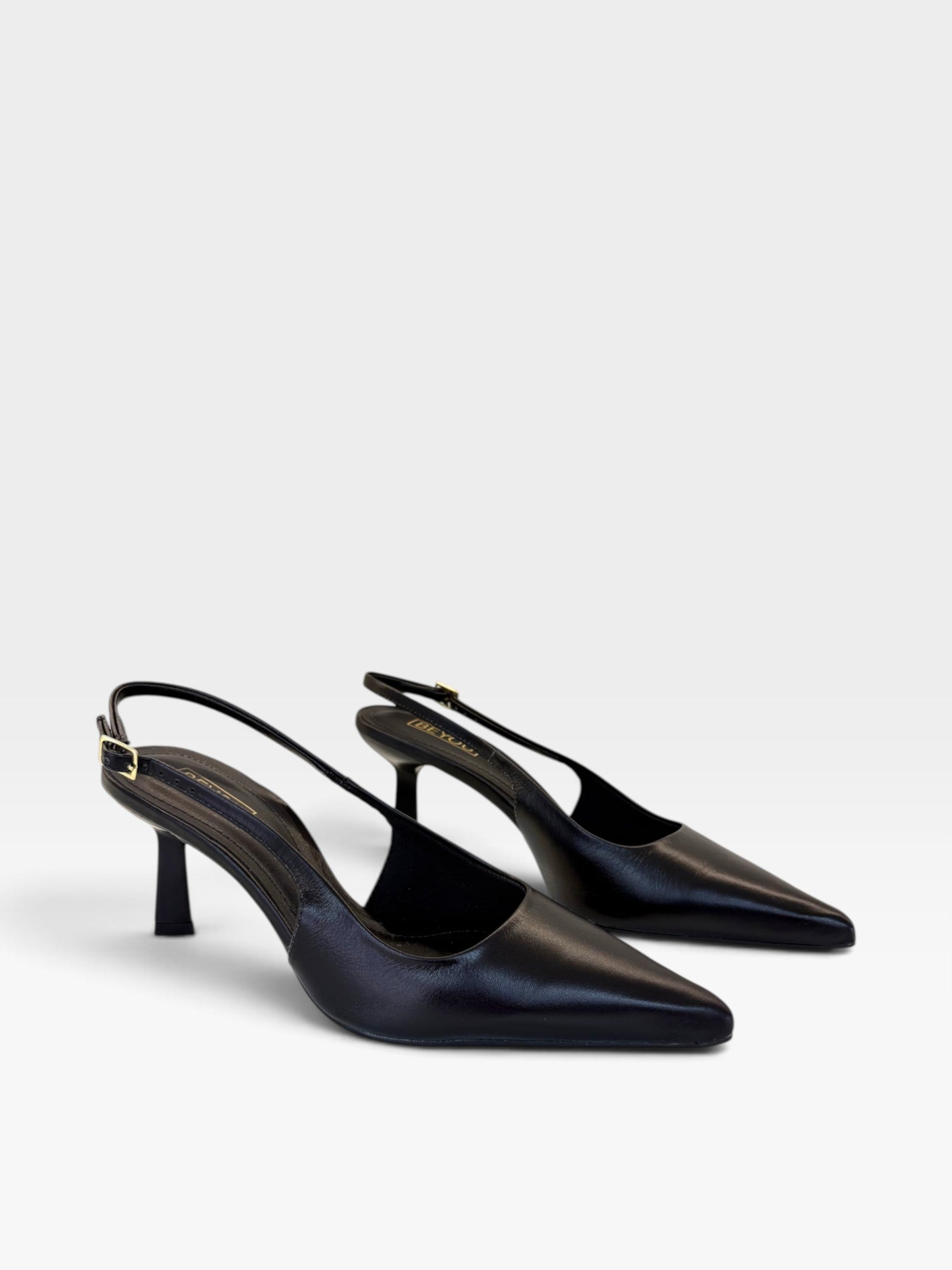 Slingback Beyou Shoes Évora em couro preto com bico fino e salto de 6 cm, design elegante e sofisticado.