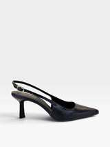 Slingback Beyou Shoes Évora em couro preto com bico fino e salto de 6 cm, exibindo fechamento lateral com fivela.