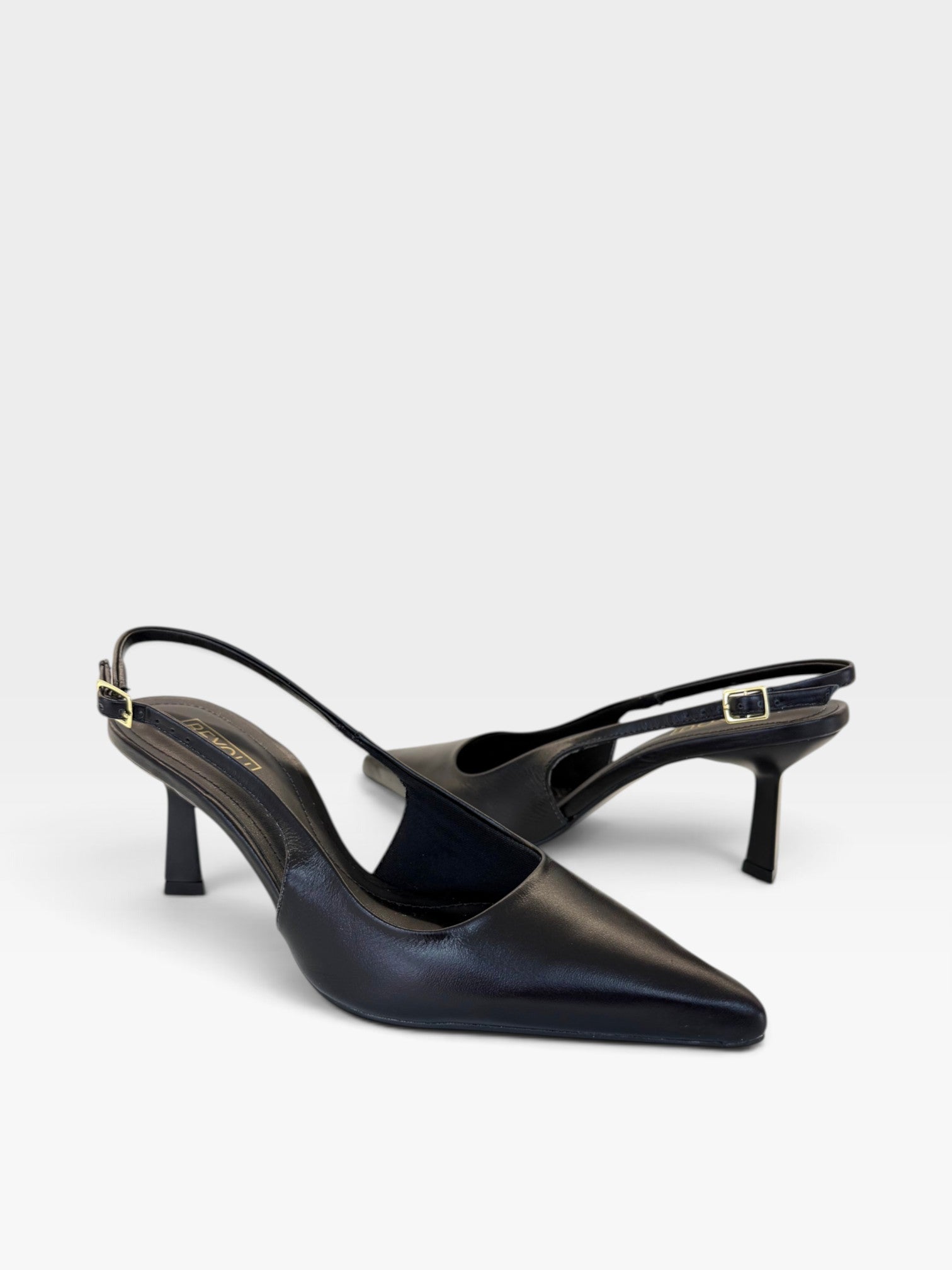 Slingback Beyou Shoes Évora em couro preto com salto de 6 cm e fechamento lateral com fivela dourada