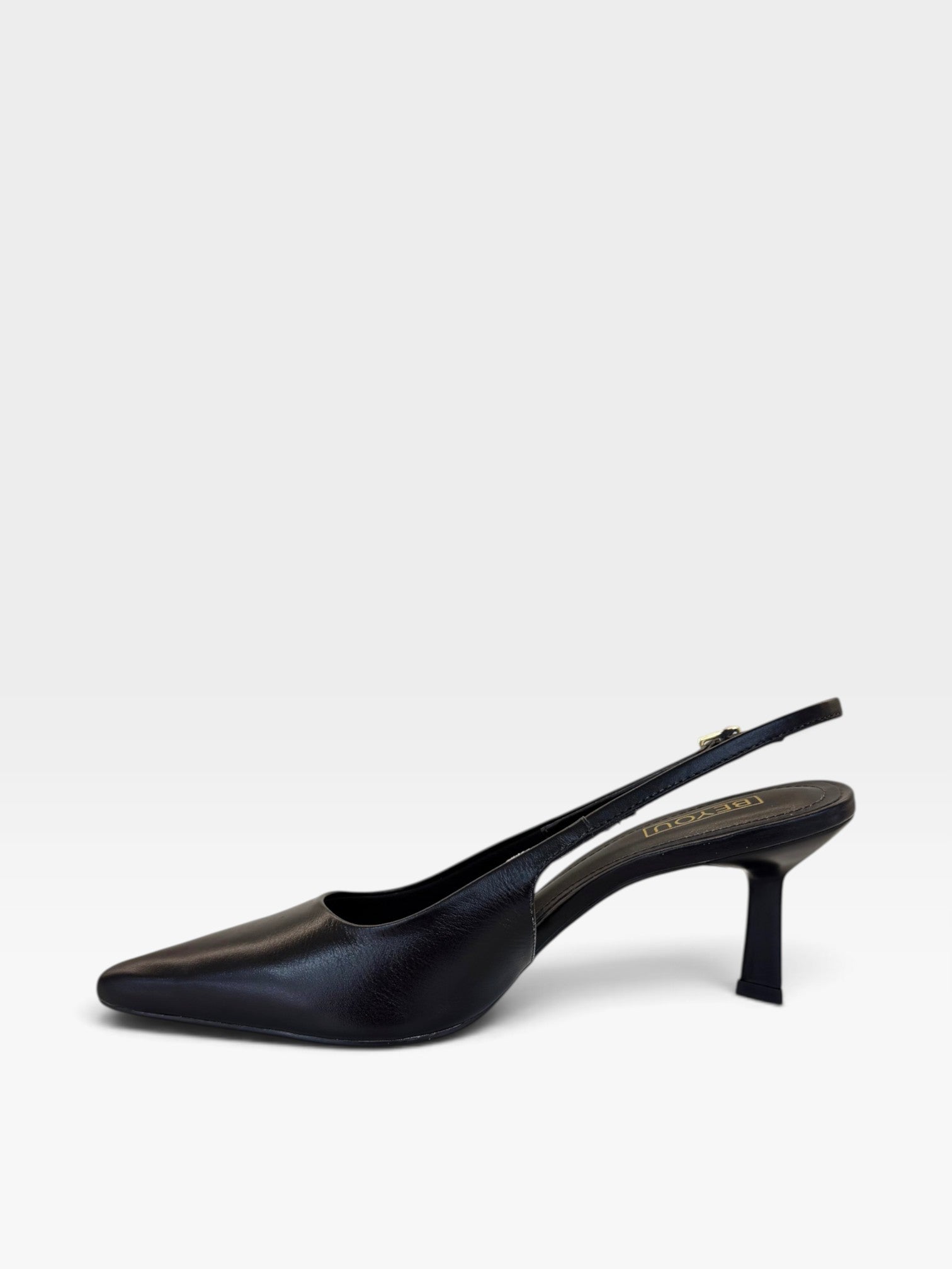 Slingback Beyou Shoes Évora em couro preto com bico fino e salto médio de 6 cm, vista lateral elegante.