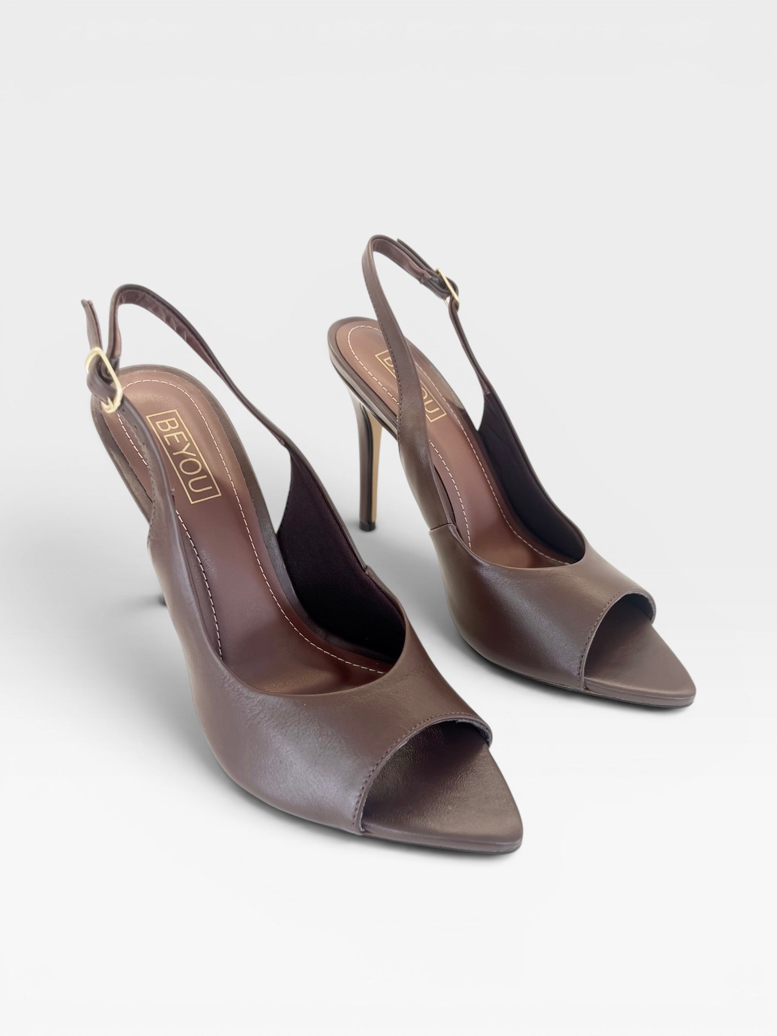 Slingback Beyou Shoes Lugano marrom em couro com bico folha e salto alto de 9,5 cm
