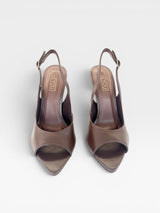 Slingback Beyou Shoes Lugano marrom em couro com bico folha e salto alto, vista frontal.