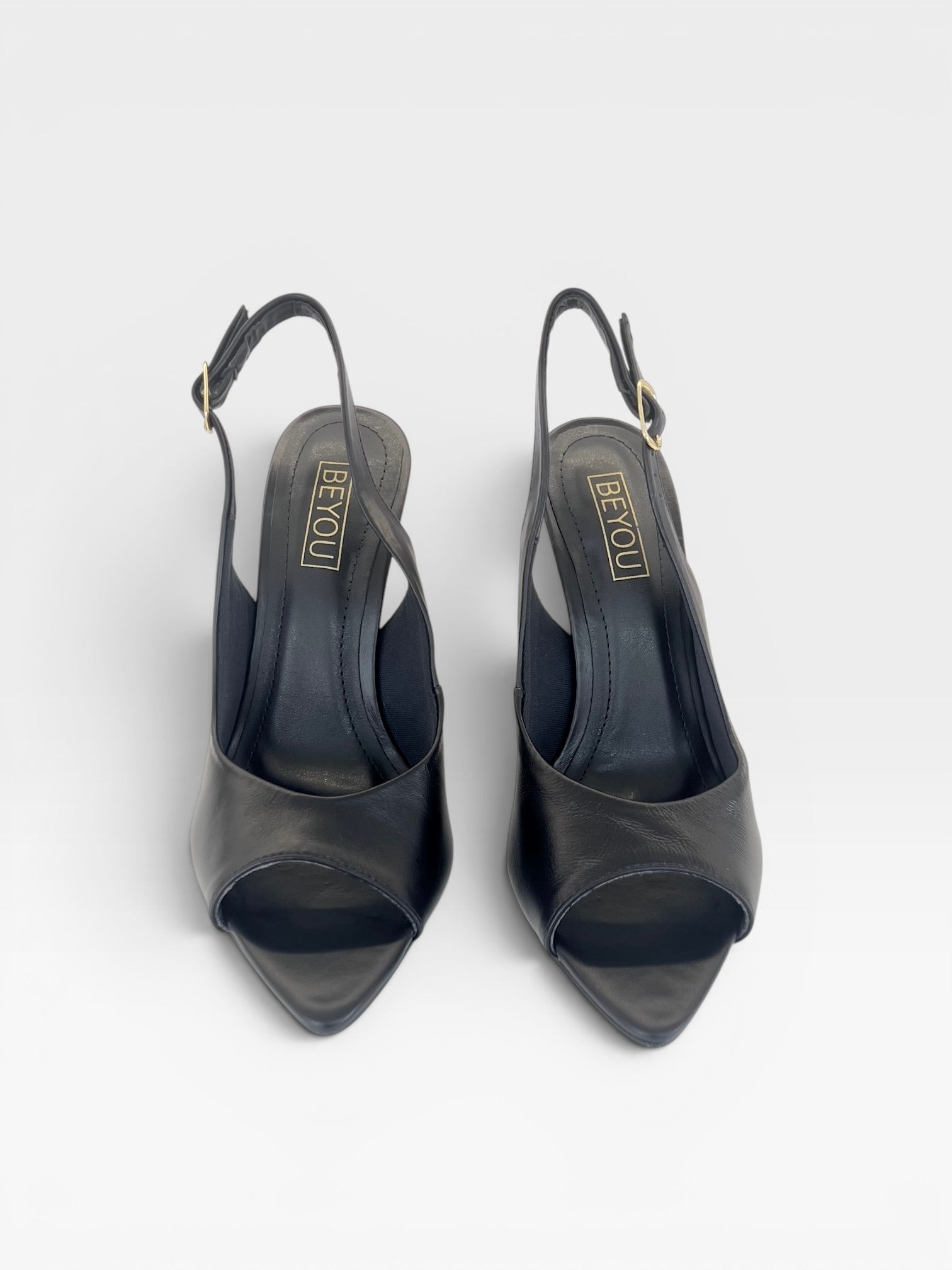 Slingback Beyou Shoes Lugano preta em couro com bico folha e salto alto, vista frontal.