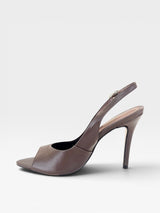 Slingback Beyou Shoes marrom em couro com bico folha e salto alto de 9,5 cm em vista lateral