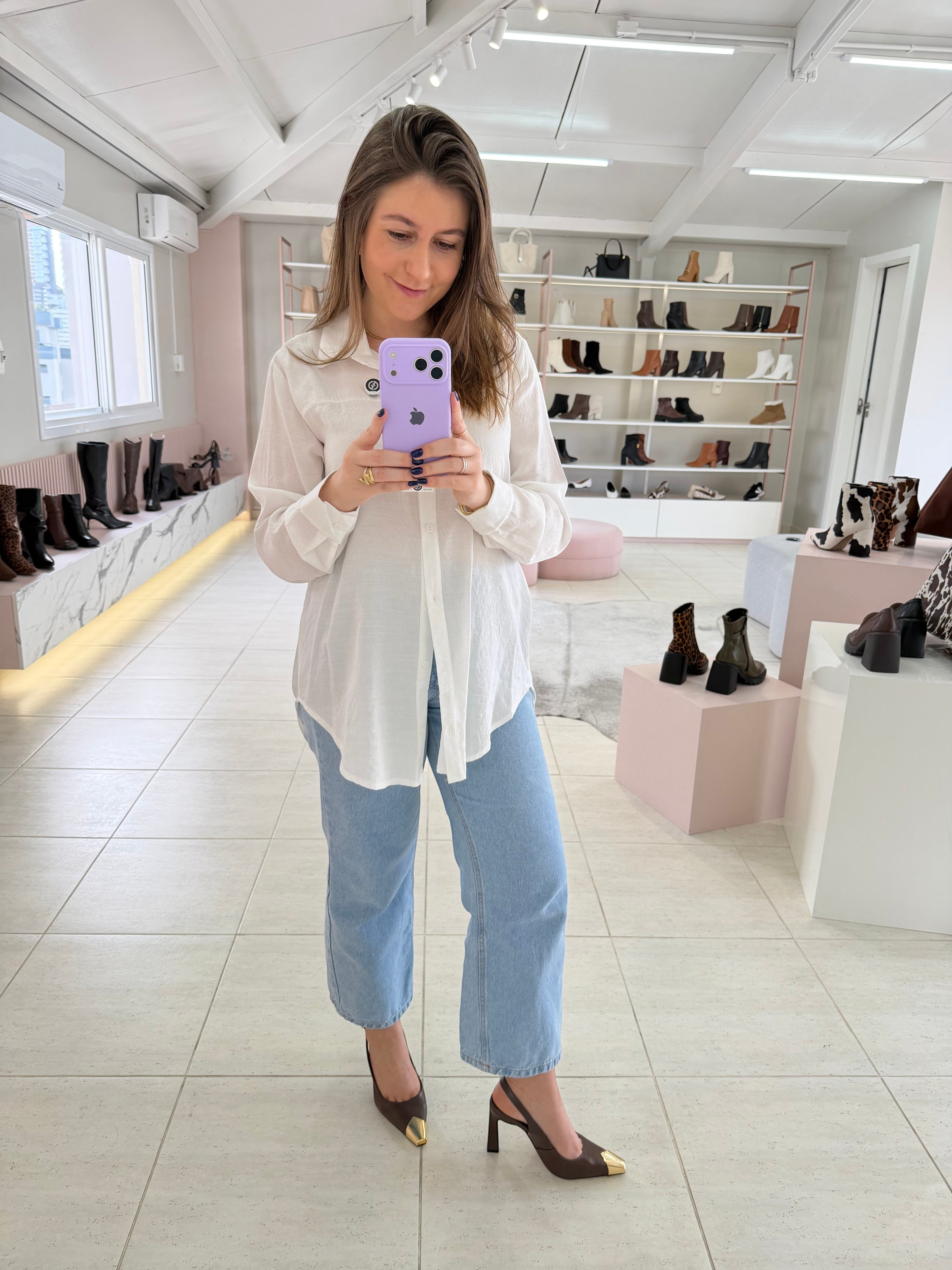 Mulher usando sapato slingback Beyou Shoes marrom de couro com ponteira metálica dourada em loja de calçados