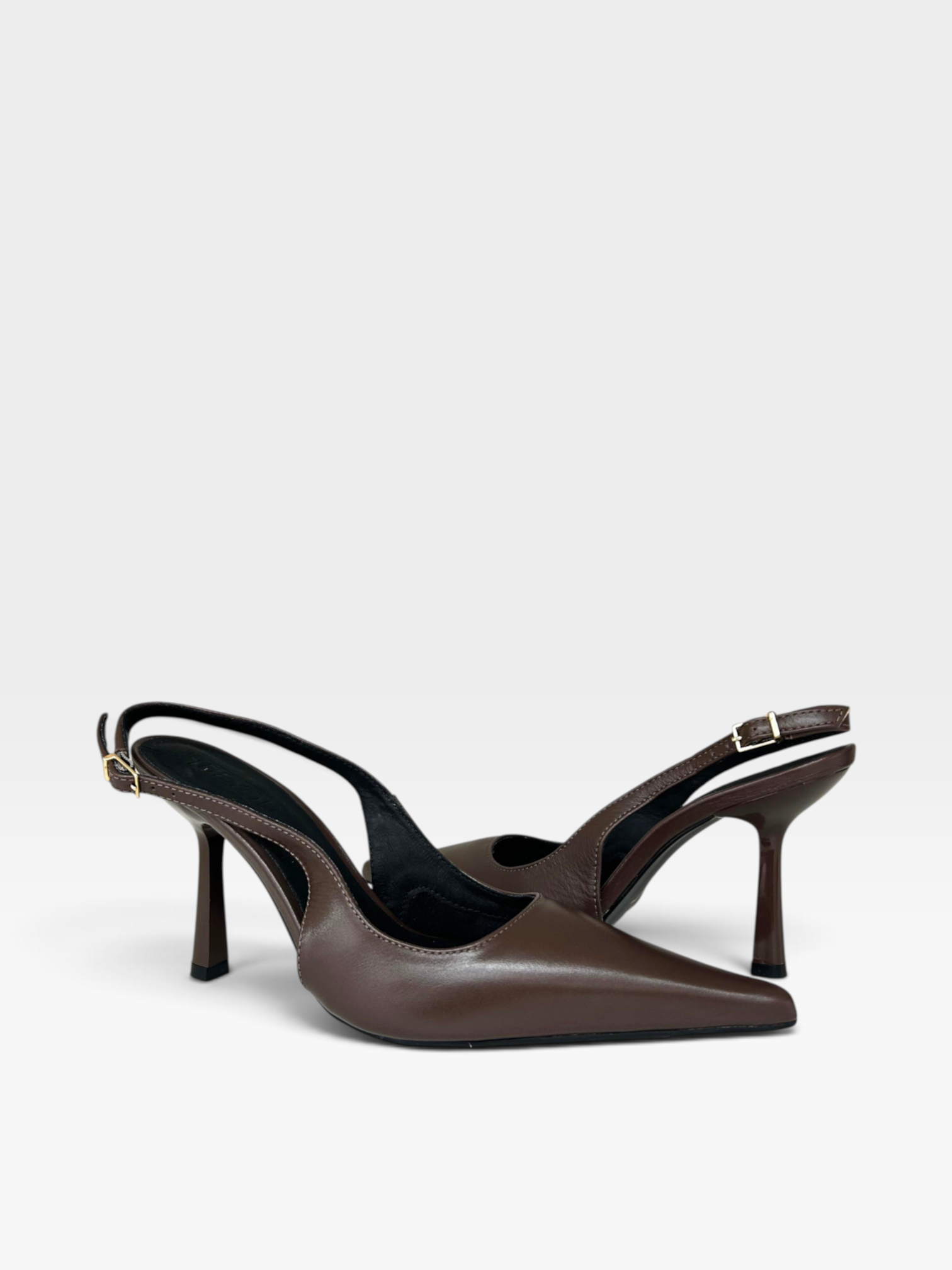 Slingback Milano Beyou Shoes em couro marrom com bico fino e salto taça de 10 cm, design elegante e sofisticado.