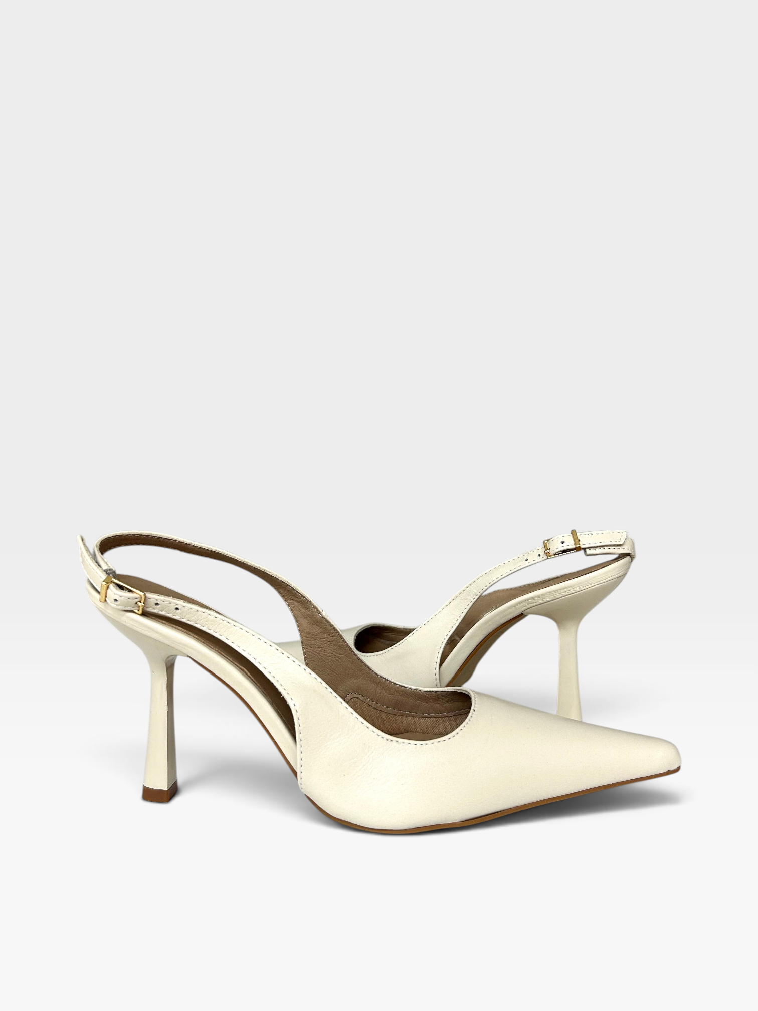 Slingback Milano Beyou Shoes em couro off white com bico fino e salto taça de 10 cm
