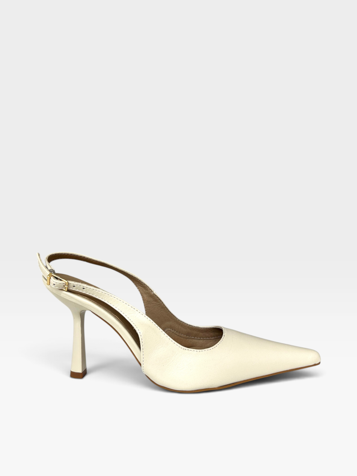 Slingback Milano Beyou Shoes em couro off white com bico fino e salto taça de 10 cm