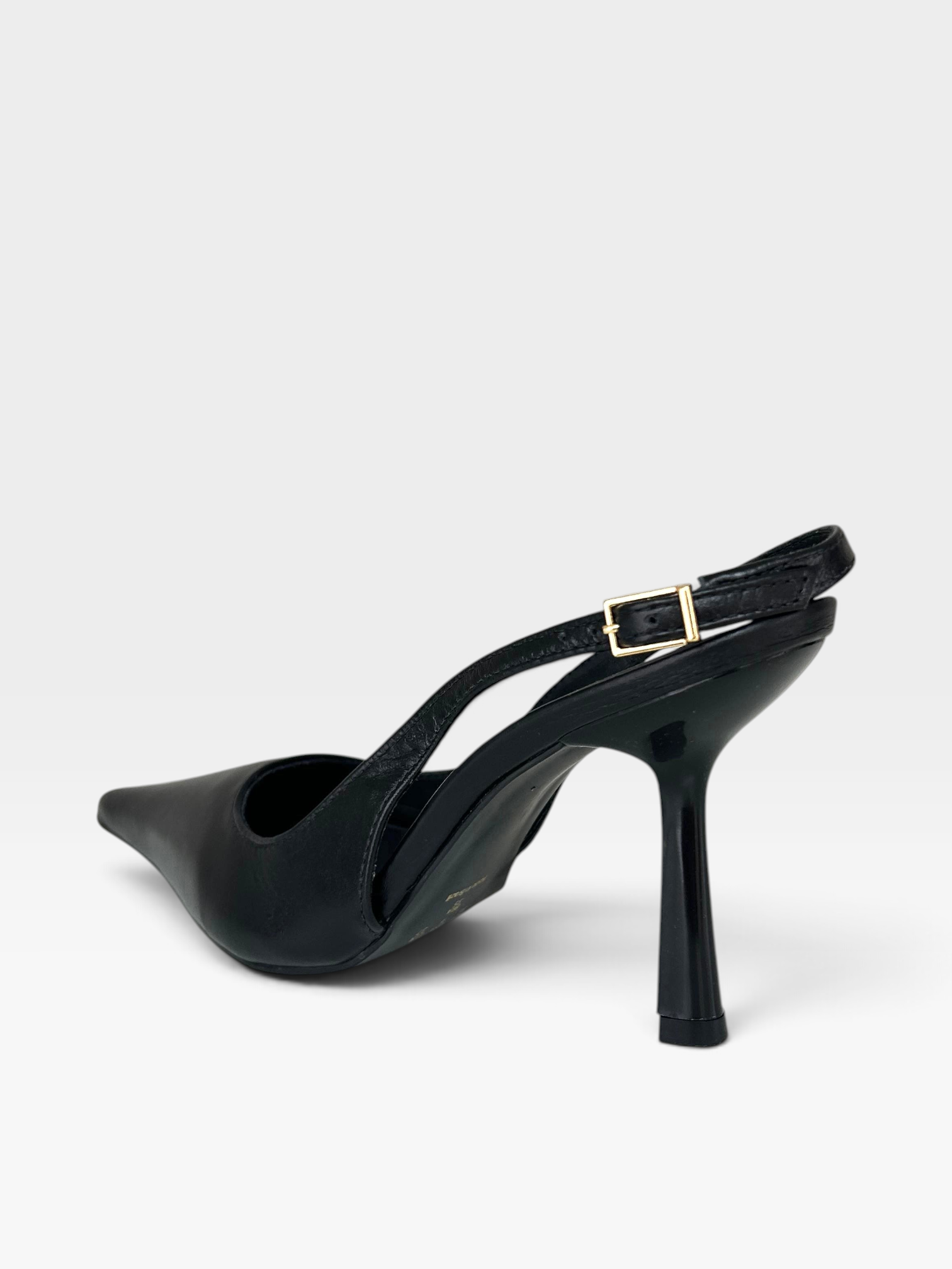 Slingback Milano Beyou Shoes em couro preto com bico fino e salto taça de 10 cm, vista lateral com fivela dourada.