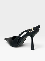 Slingback Milano Beyou Shoes em couro preto com bico fino e salto taça de 10 cm, vista lateral com fivela dourada.