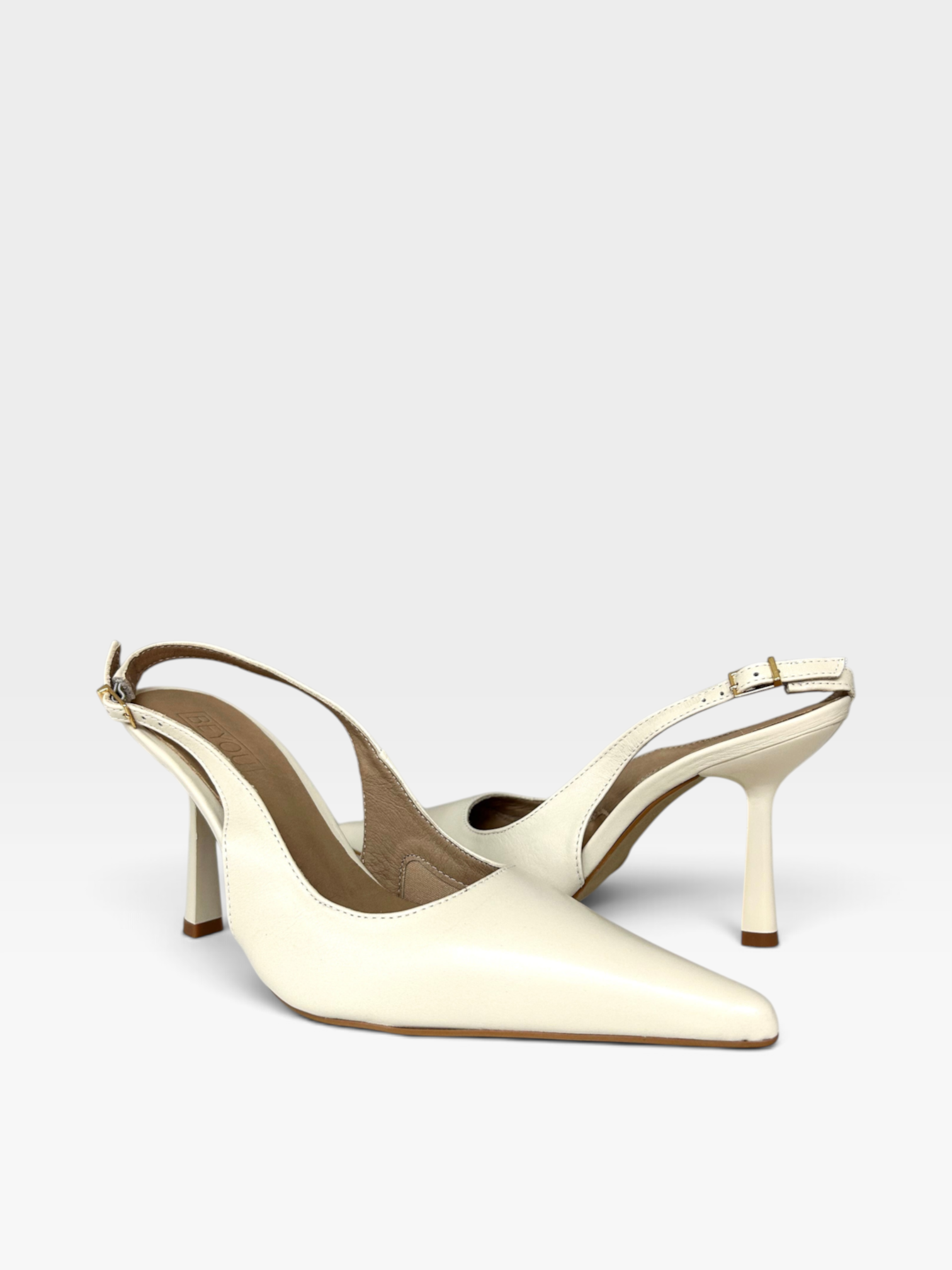 Slingback Milano Beyou Shoes em couro off white com bico fino e salto taça de 10 cm