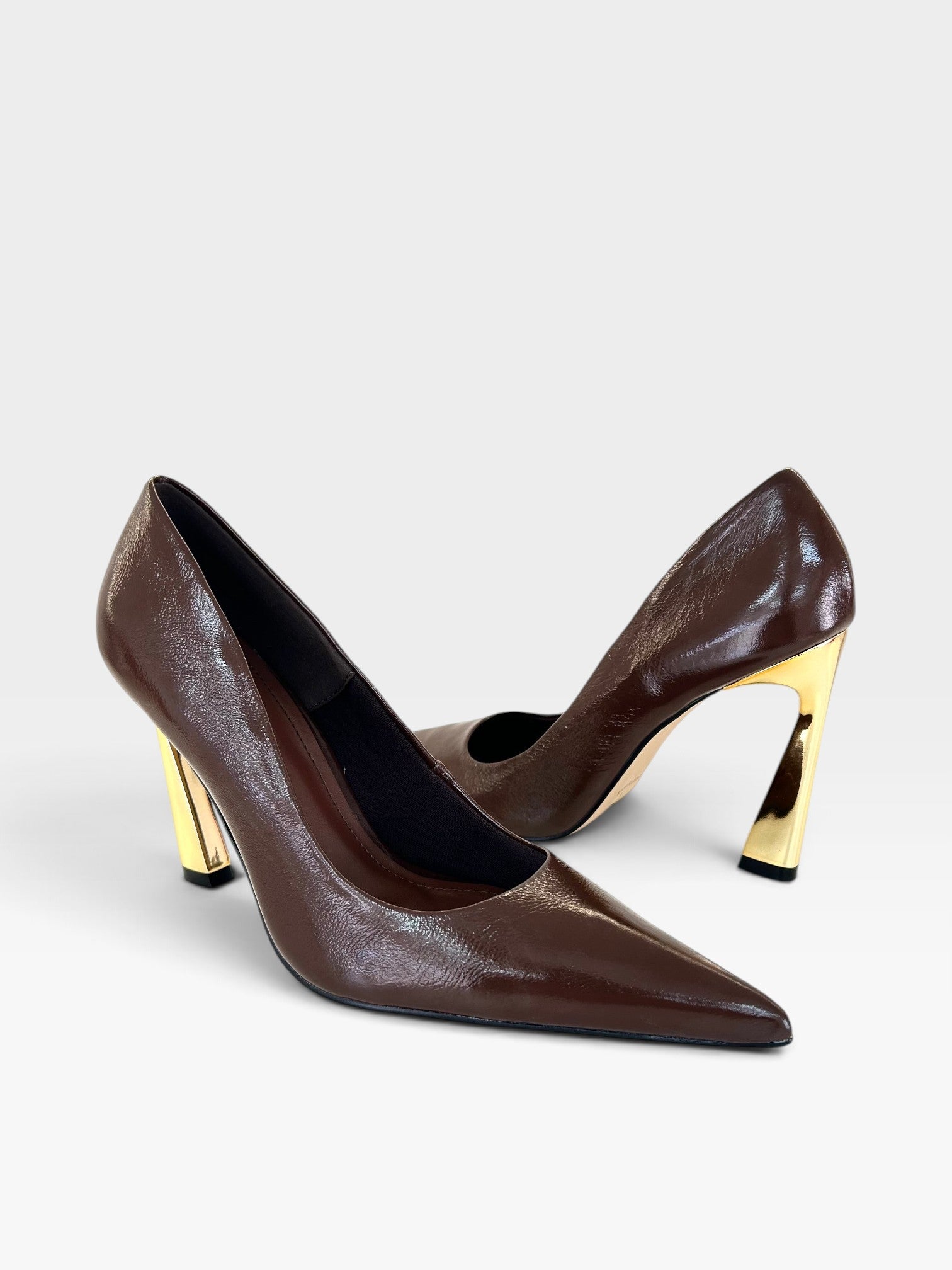Slingback Beyou Shoes Monaco em couro marrom com bico fino e salto taça dourado de 10 cm