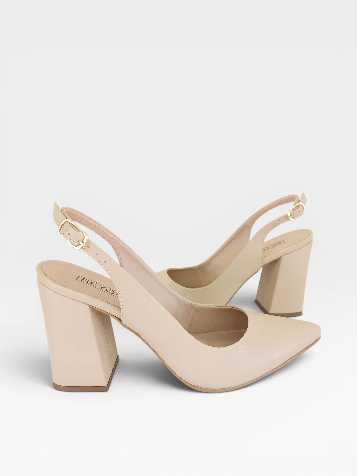 Slingback Beyou Shoes nude em napa com salto bloco de 9,5 cm e fechamento por fivela lateral