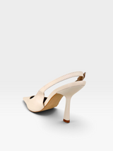 Slingback Beyou Shoes off white em couro com bico fino e salto taça de 10 cm, vista lateral traseira.