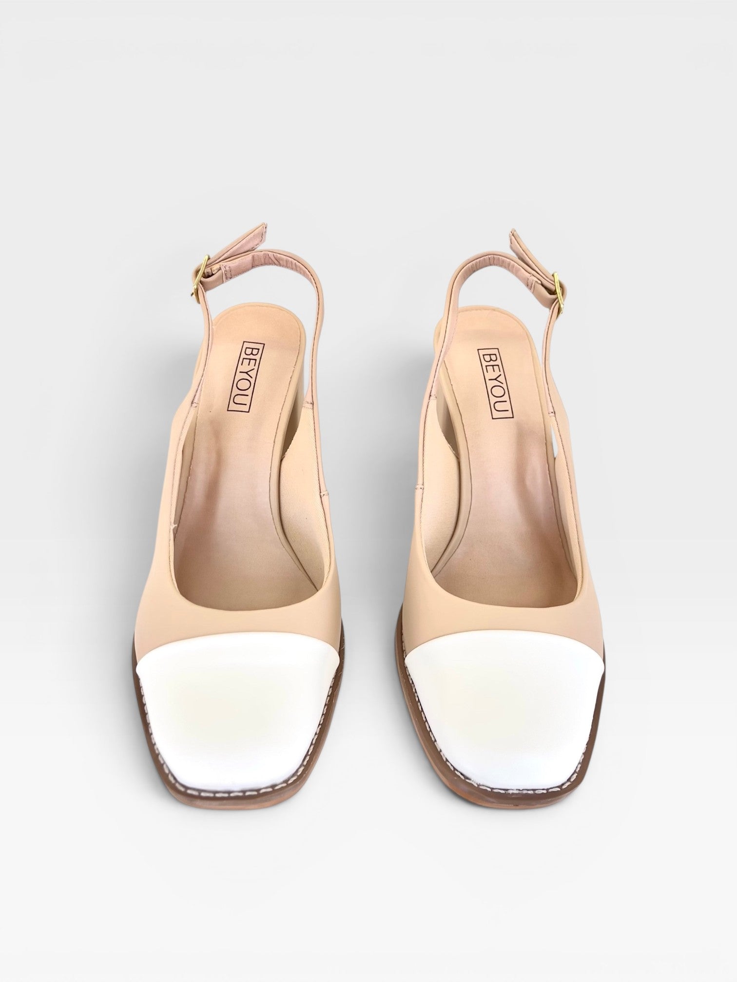 Sapato slingback Beyou Shoes off white e bege em napa com salto de 9,5 cm e bico quadrado