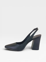 Sapato slingback Beyou Shoes preto em napa com salto bloco de 9,5 cm e bico fino, vista lateral.