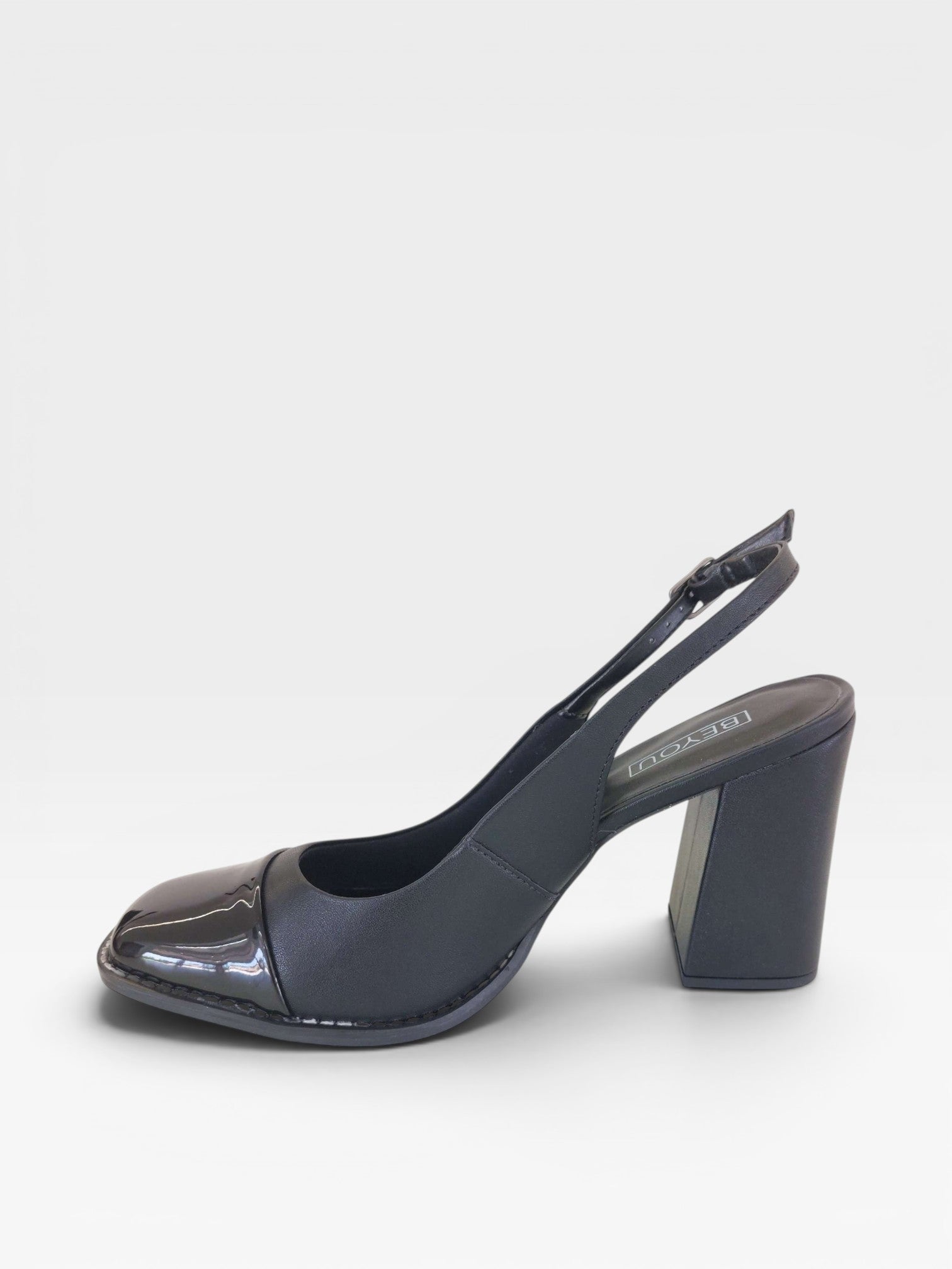Sapato slingback Beyou Shoes preto em napa com salto bloco de 9,5 cm e biqueira envernizada, vista lateral.
