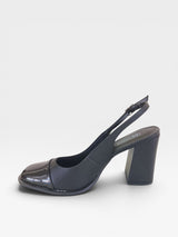 Sapato slingback Beyou Shoes preto em napa com salto bloco de 9,5 cm e biqueira envernizada, vista lateral.