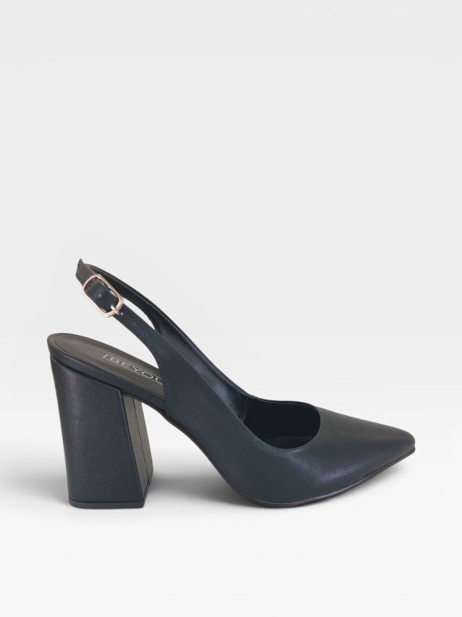 Sapato slingback Beyou Shoes preto em napa com salto bloco de 9,5 cm e bico fino, design elegante e sofisticado.