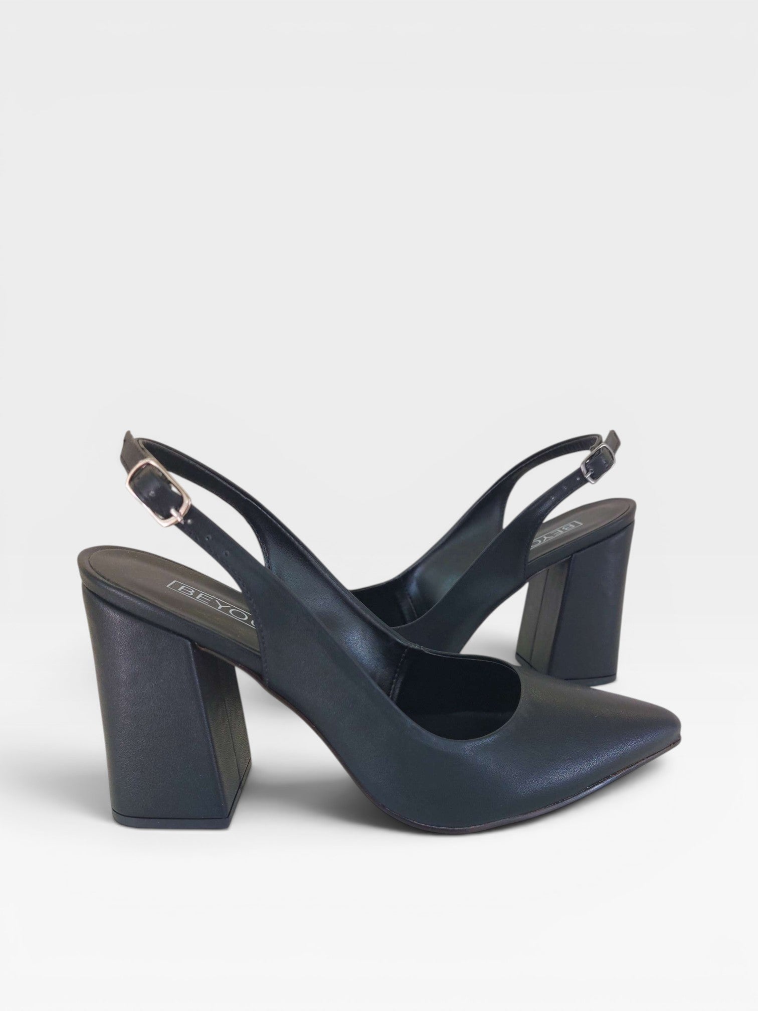 Sapato slingback Beyou Shoes preto em napa com salto bloco de 9,5 cm e bico fino, design elegante e moderno.