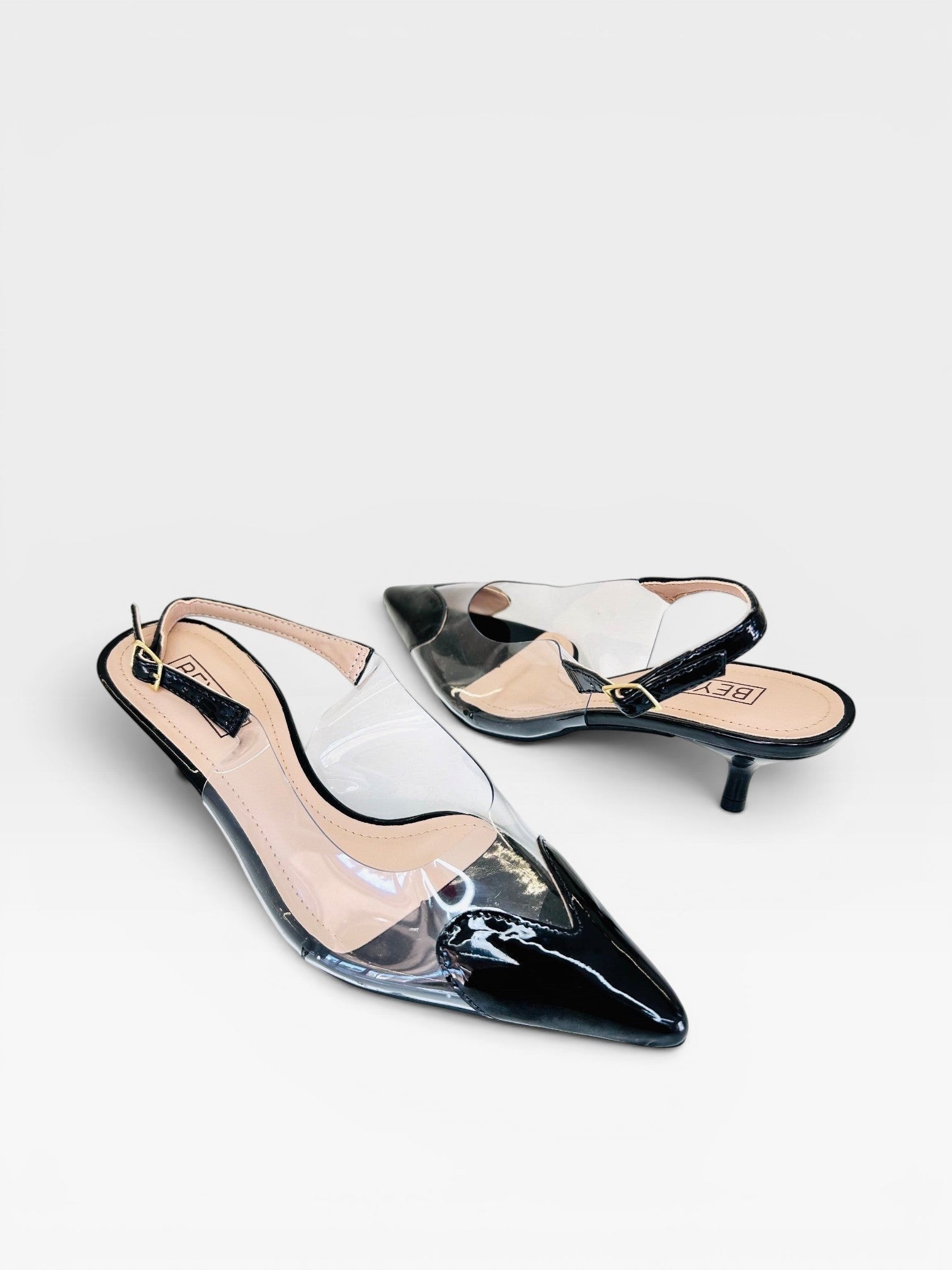 Slingback Beyou Shoes Veneza preto em verniz com detalhes em vinil transparente e salto fino de 6 cm