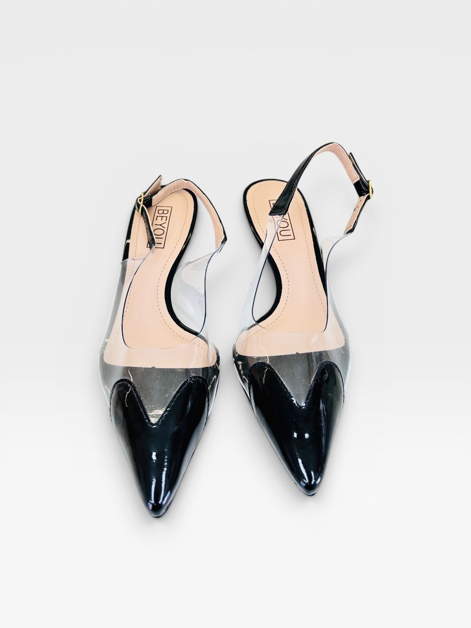 Sapato slingback Beyou Shoes Veneza preto em verniz com detalhes transparentes e salto de 6 cm
