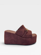 Tamanco Beyou Shoes Almería marrom em tecido com plataforma de 8,5 cm e detalhe de fivela dourada