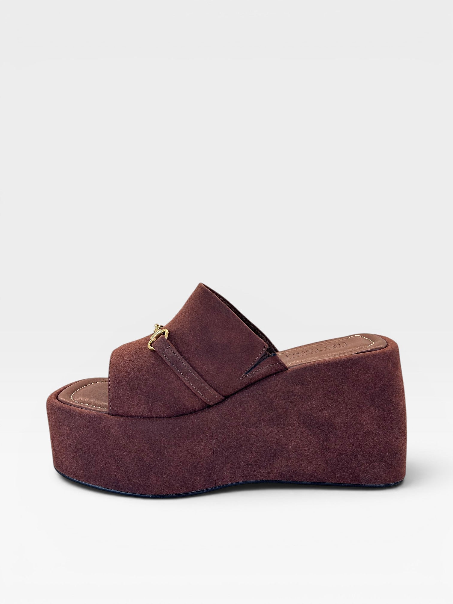 Tamanco Almería Beyou Shoes marrom em tecido com plataforma alta de 8,5 cm e detalhe de fivela dourada lateral