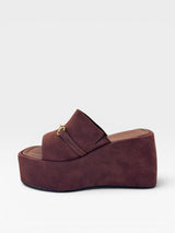 Tamanco Almería Beyou Shoes marrom em tecido com plataforma alta de 8,5 cm e detalhe de fivela dourada lateral