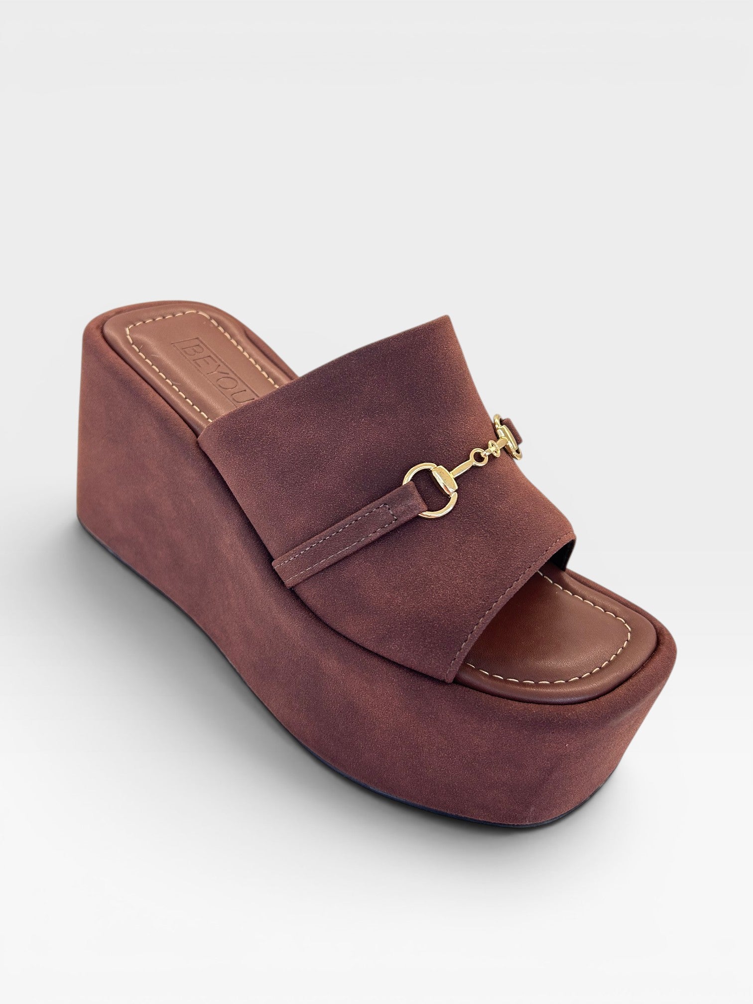 Tamanco Beyou Shoes Almería marrom em tecido com salto plataforma de 8,5 cm e detalhe de fivela dourada