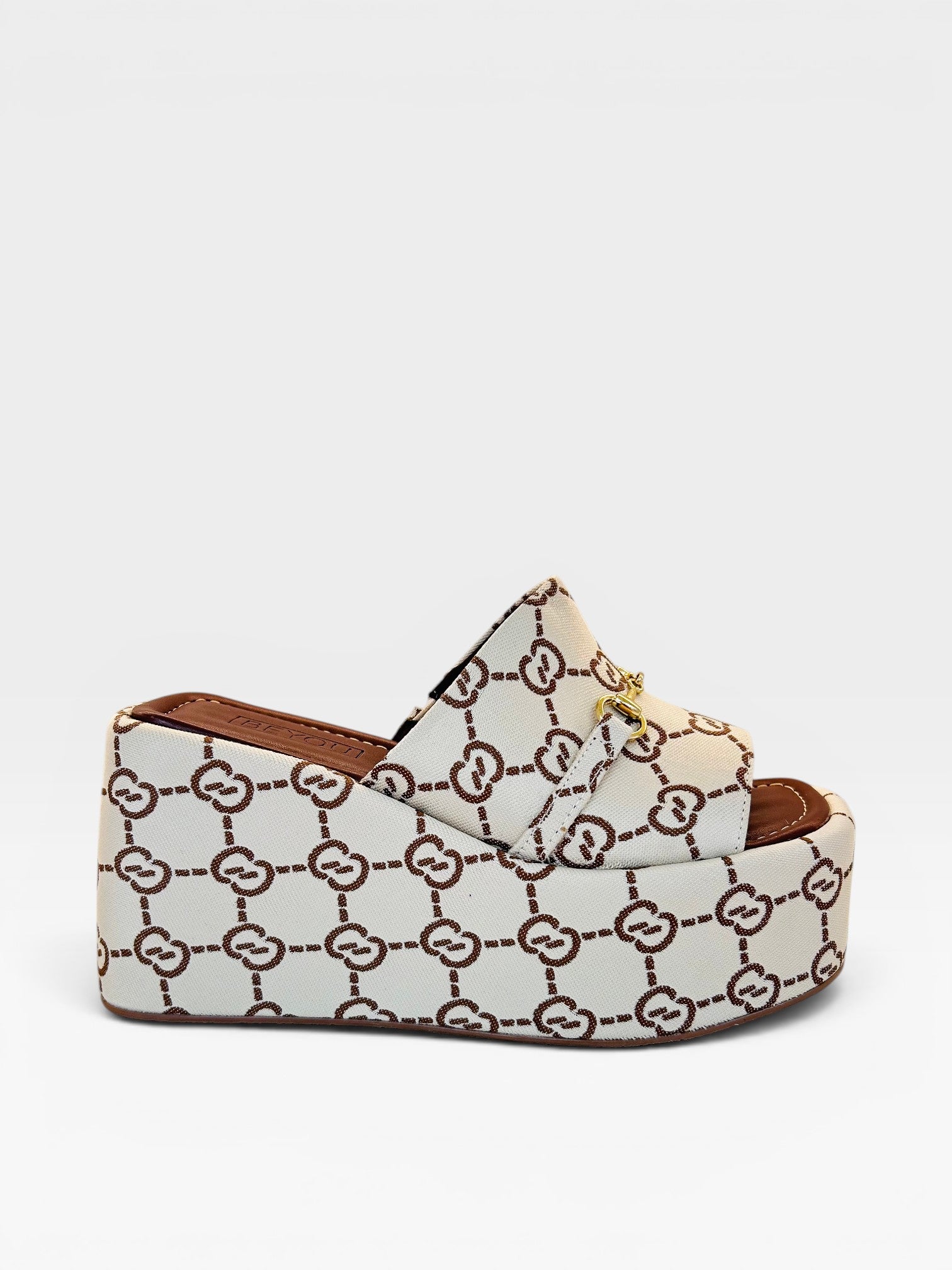 Tamanco Beyou Shoes Almería Bistrô em tecido nude e marrom com estampa monograma, salto plataforma e detalhe de fivela