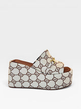 Tamanco Beyou Shoes Almería Bistrô em tecido nude e marrom com estampa monograma, salto plataforma e detalhe de fivela