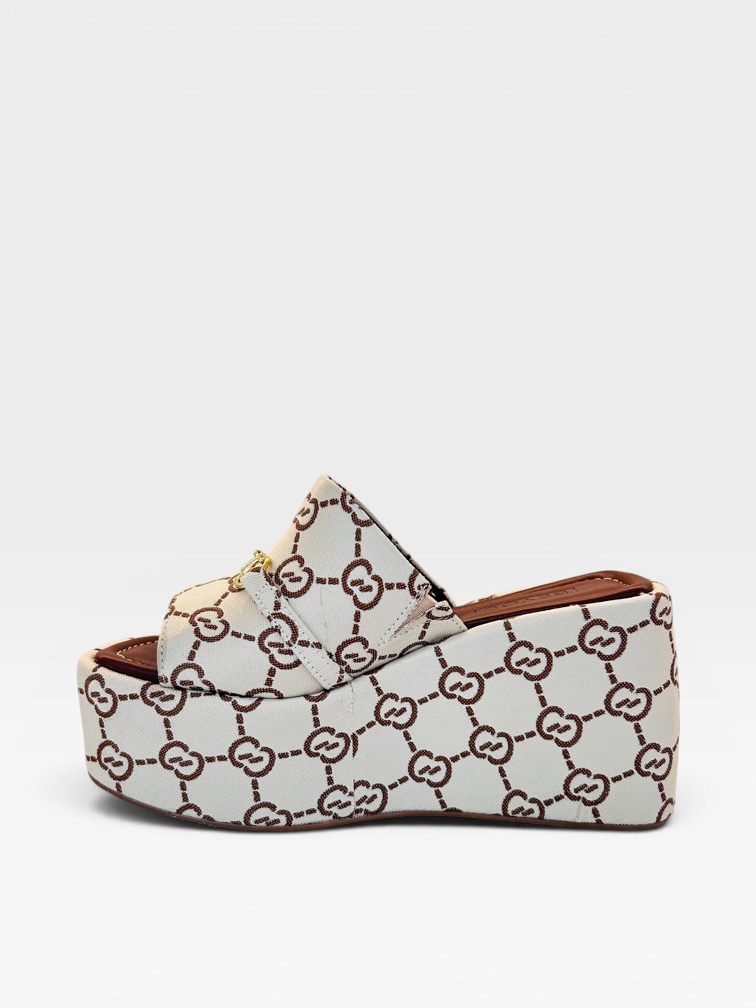 Tamanco Almería Beyou Shoes em tecido nude e marrom com estampa monograma e solado plataforma de 8,5 cm