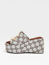 Tamanco Almería Beyou Shoes em tecido nude e marrom com estampa monograma e solado plataforma de 8,5 cm