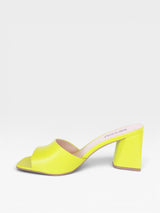 Tamanco Búzios Beyou Shoes na cor limão siciliano em napa com salto bloco de 8 cm, design elegante e moderno.