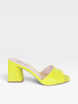 Tamanco Beyou Shoes Búzios na cor limão siciliano em napa com salto bloco de 8 cm e design minimalista.