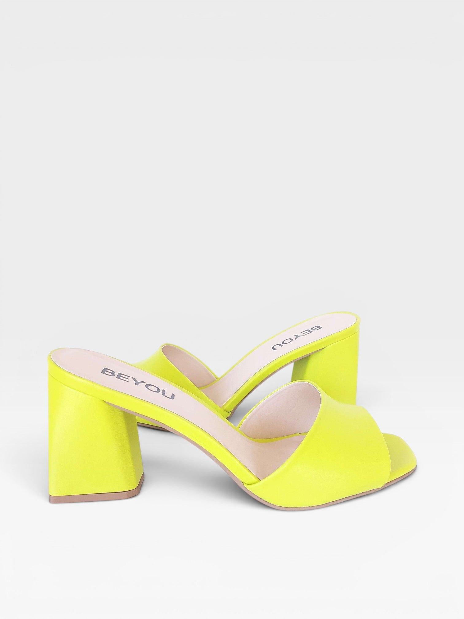 Tamanco Búzios Beyou Shoes na cor limão siciliano, confeccionado em napa com salto bloco de 8 cm e design moderno.