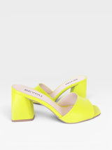Tamanco Búzios Beyou Shoes na cor limão siciliano, confeccionado em napa com salto bloco de 8 cm e design moderno.