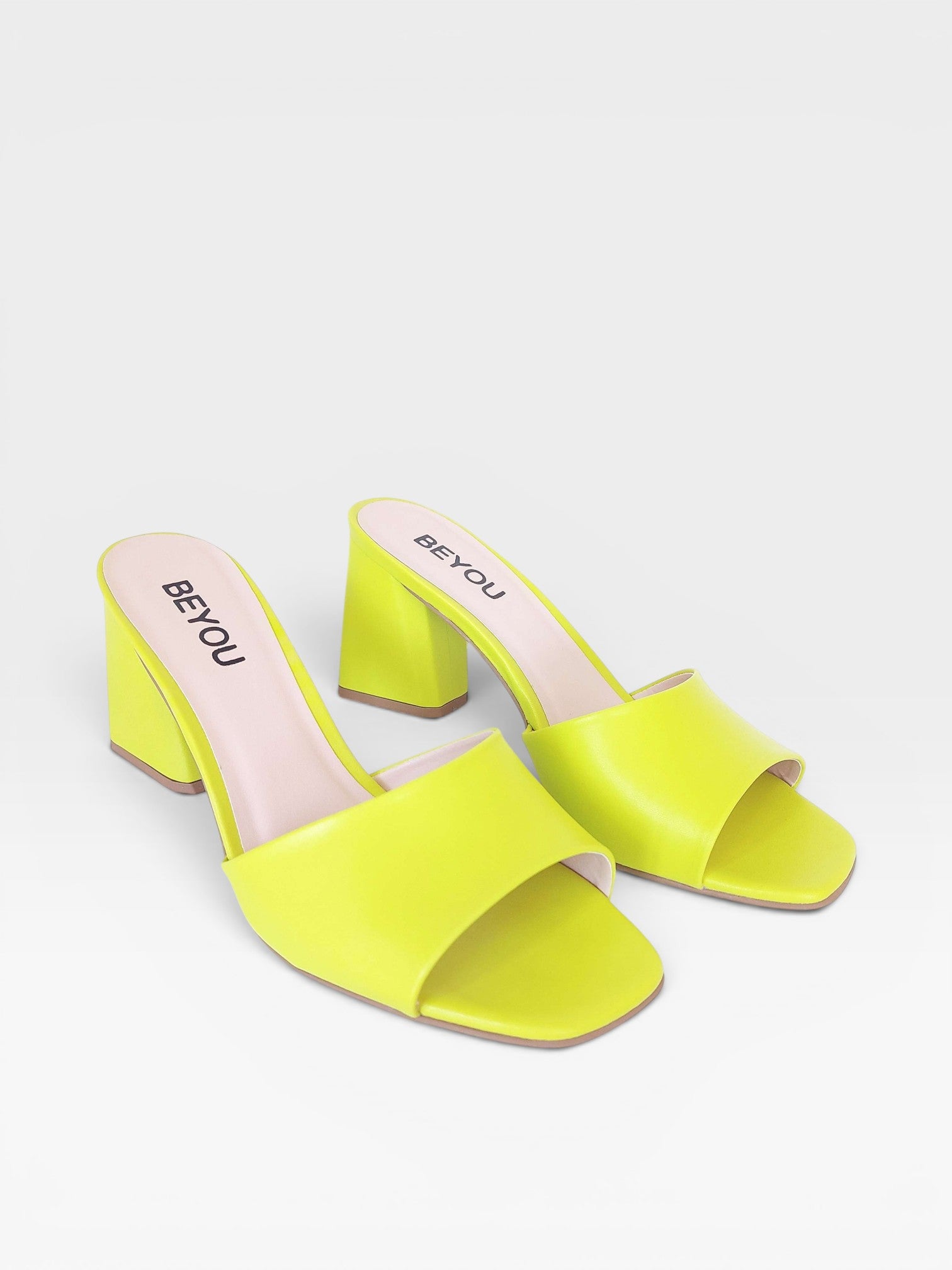 Tamanco Beyou Shoes Búzios na cor limão siciliano, feito em napa com salto bloco de 8 cm e design moderno.