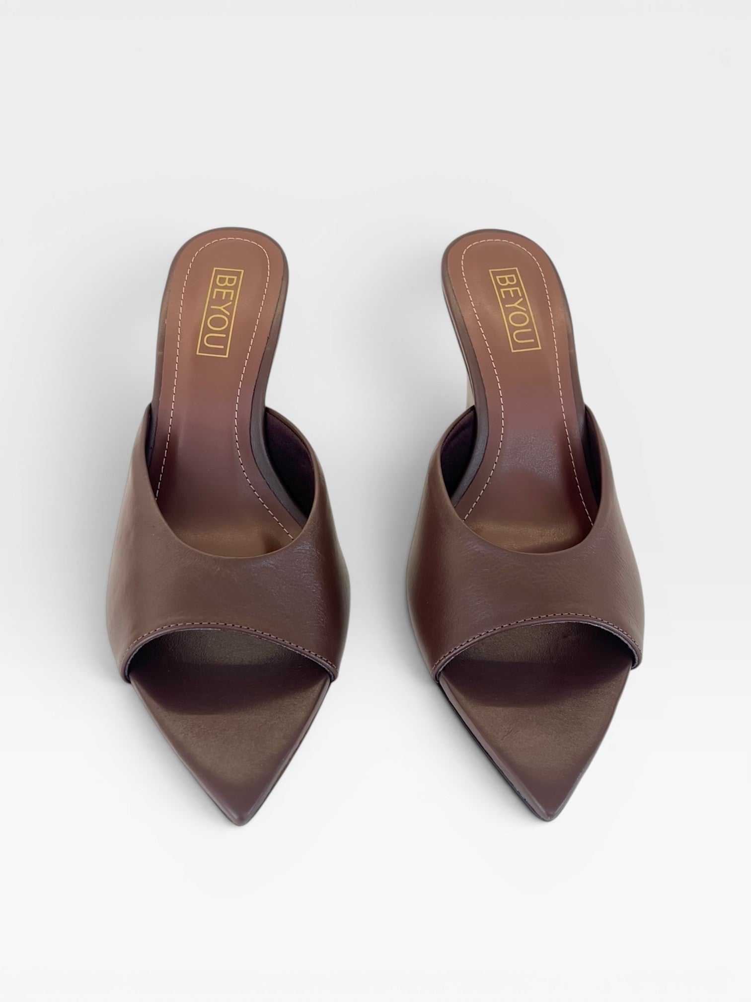 Tamanco Beyou Shoes Orléans em couro marrom com bico folha e salto de 9 cm, design elegante e sofisticado.