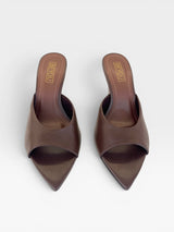 Tamanco Beyou Shoes Orléans em couro marrom com bico folha e salto de 9 cm, design elegante e sofisticado.