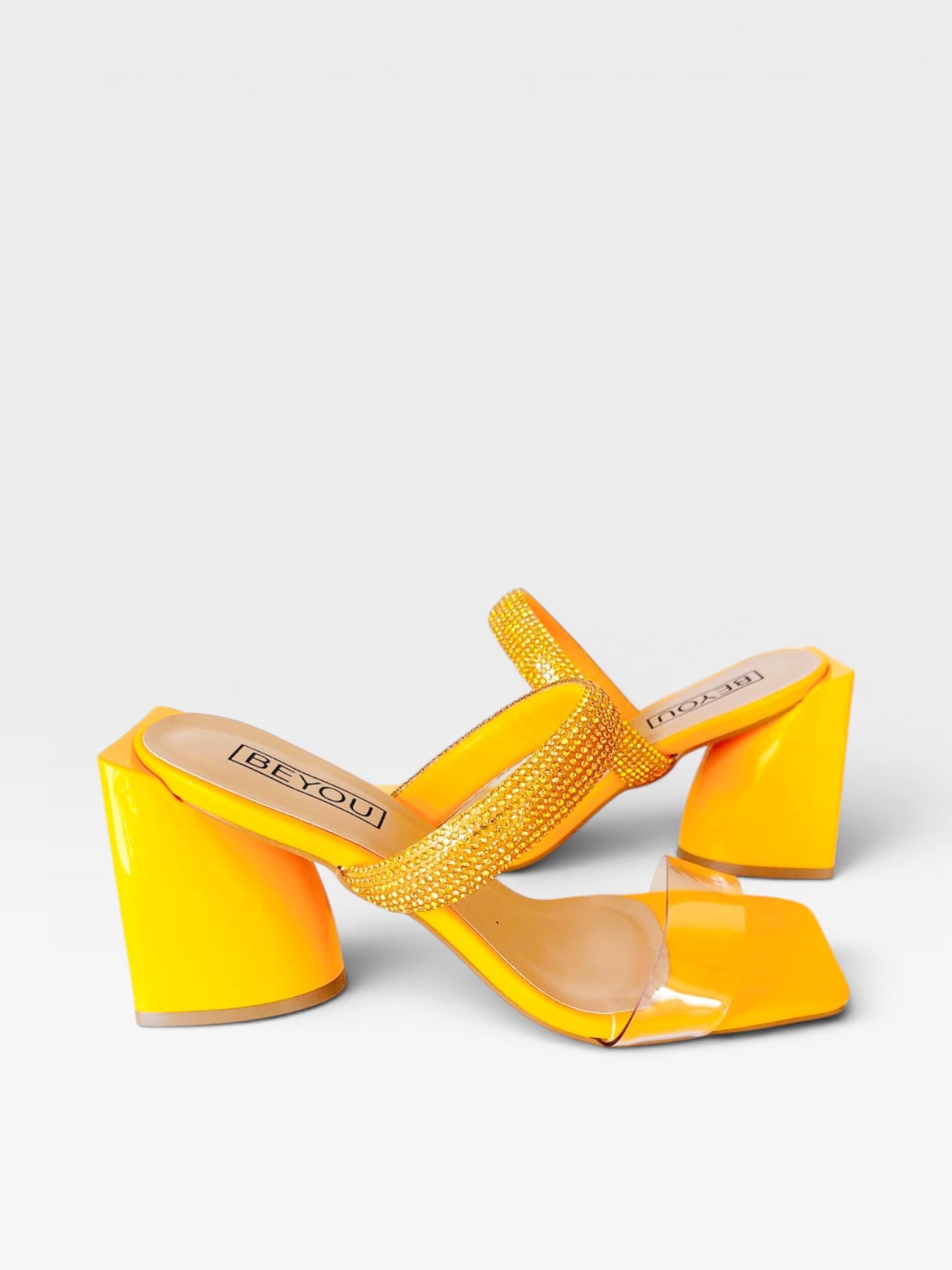 Tamanco Beyou Shoes Florence laranja em napa e vinil com tiras de brilho e salto bloco de 8,5 cm