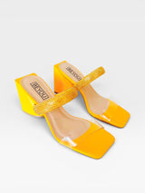 Tamanco Florence Beyou Shoes laranja em napa e vinil com tiras de brilho e salto bloco de 8,5 cm